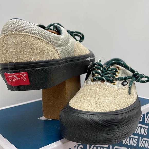 Vans Men’s Era VIt Lx
Hiker Bone White
VN0A4BNHBWQ
Sneakers - Picture 10 of 16